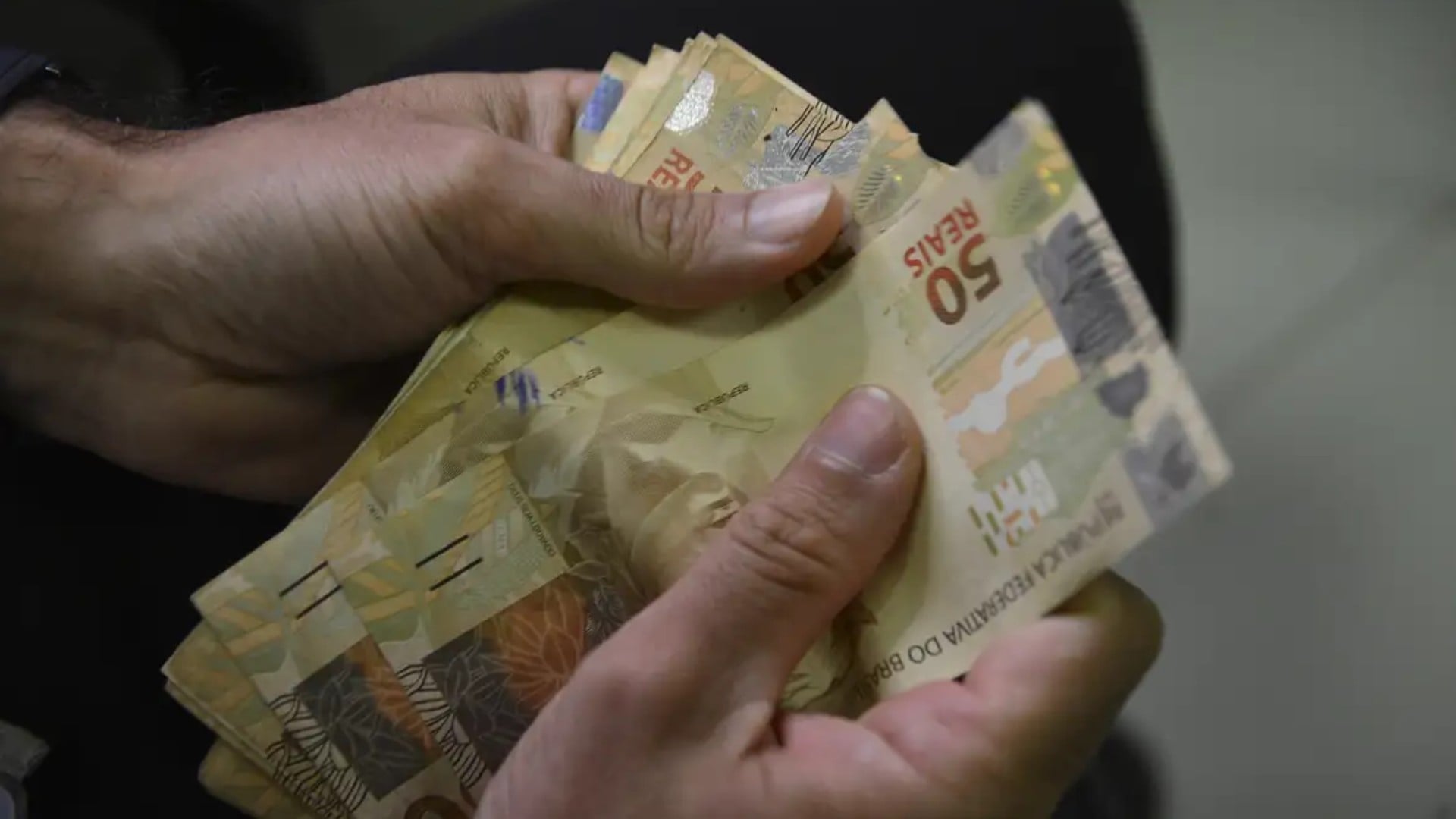 Quase 9 milhões de brasileiros possuem dívidas negativadas em bancos e fintechs simultaneamente