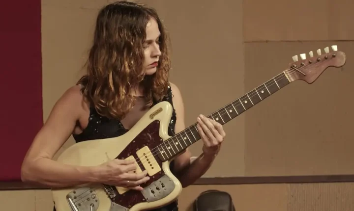 Gabi Terra é destaque do reality Duelo de Guitarras na TV Brasil