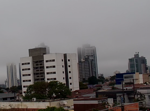 Nevoeiro encobre prédios e reduz visibilidade em Campo Grande nesta manhã