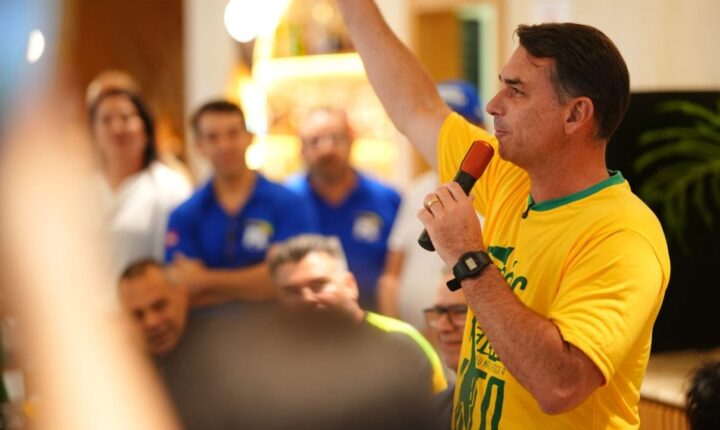 Em Belém, Flávio diz torcer por afastamento de Moraes do STF