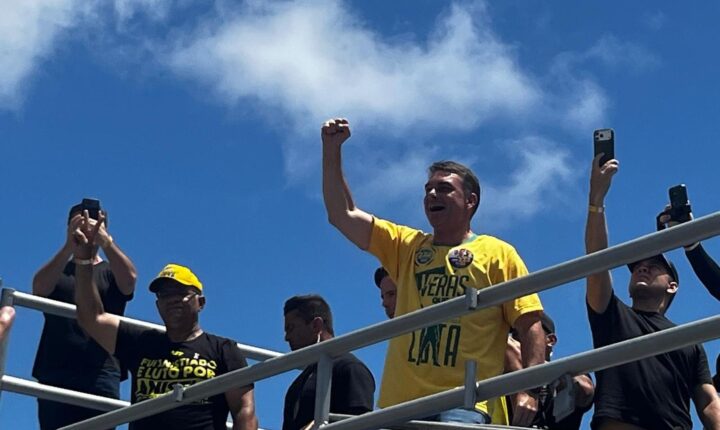 Flávio Bolsonaro acusa CNBB de participar de fake news; bispos dizem que ‘mentira não se combate com mentira’