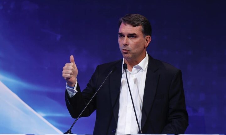 Flávio Bolsonaro viajou dos EUA para Brasília em jato de Vorcaro