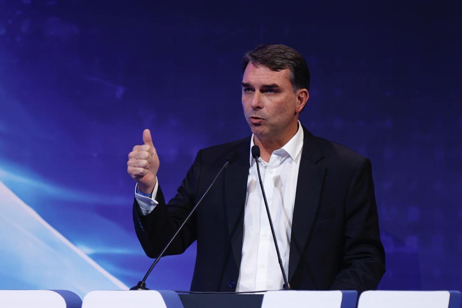 Flávio Bolsonaro viajou dos EUA para Brasília em jato de Vorcaro