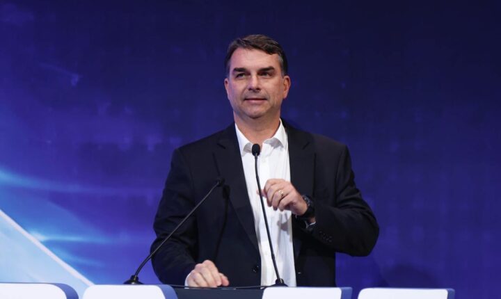Flávio aciona TSE pela 15ª vez contra Lula por uso da máquina