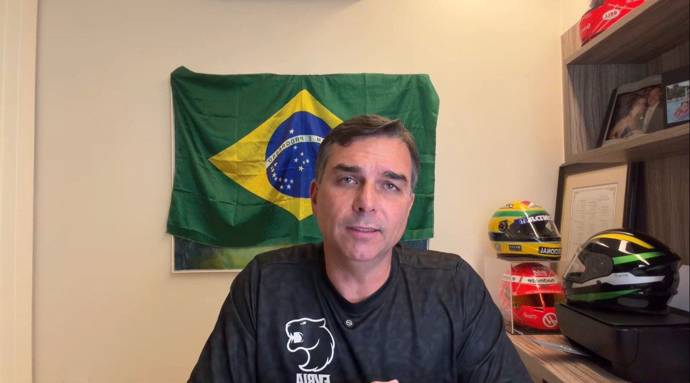 Flávio Bolsonaro diz que não autorizou ação de Zé Trovão contra reajuste do Bolsa Família: ‘Não concordo’