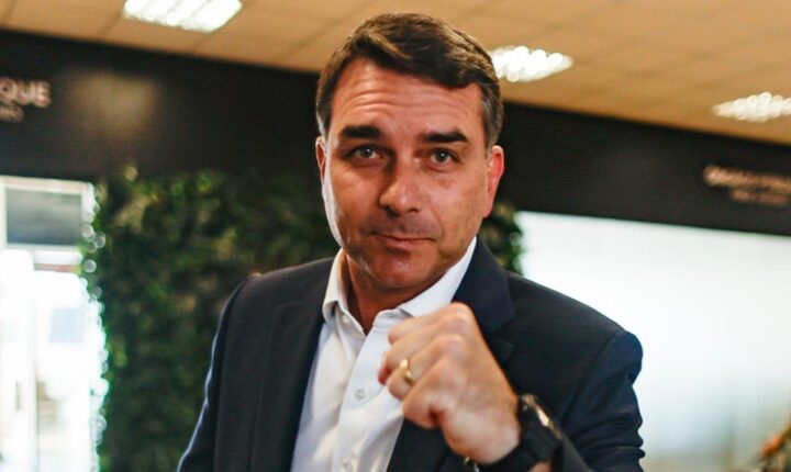Flávio Bolsonaro lidera em 5 das 10 UFs com menor pobreza extrema