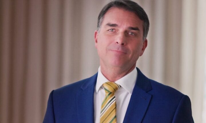 Flávio defende democracia e diz que Lula e Moraes são “sistema”