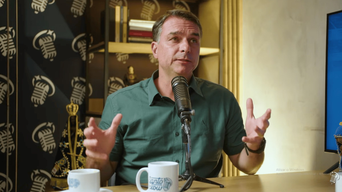 Flávio compara fake news sobre Nossa Senhora com facada em Jair