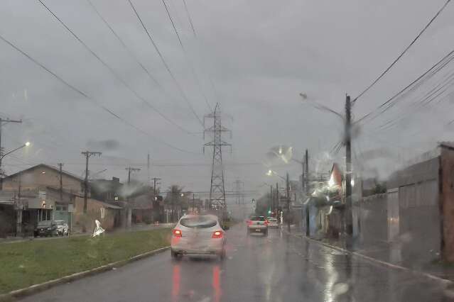 Frente fria mantém chuva, vento forte e queda de temperatura em MS