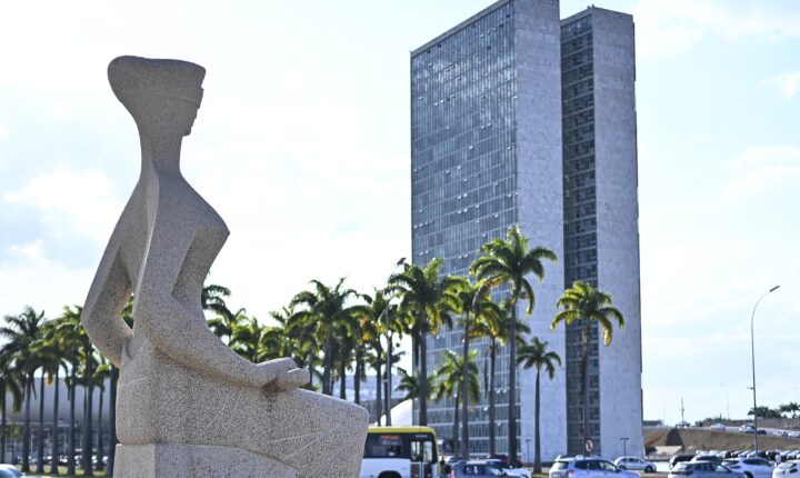 Em meio à crise no STF, parlamentares articulam proposta de reforma do Judiciário