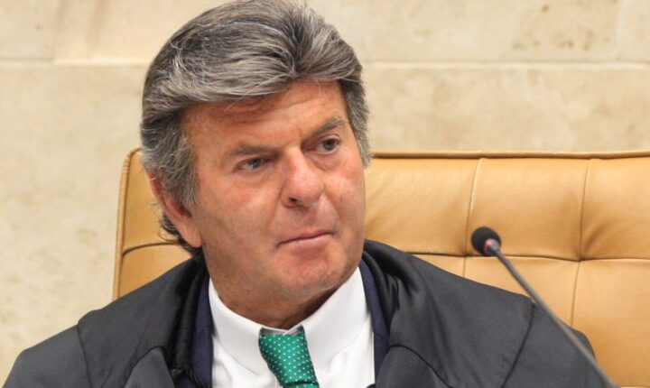 Após Moraes se declarar impedido, Fux é sorteado relator de ação que pede informações ao Senado sobre visitas de Viviane e Vorcaro