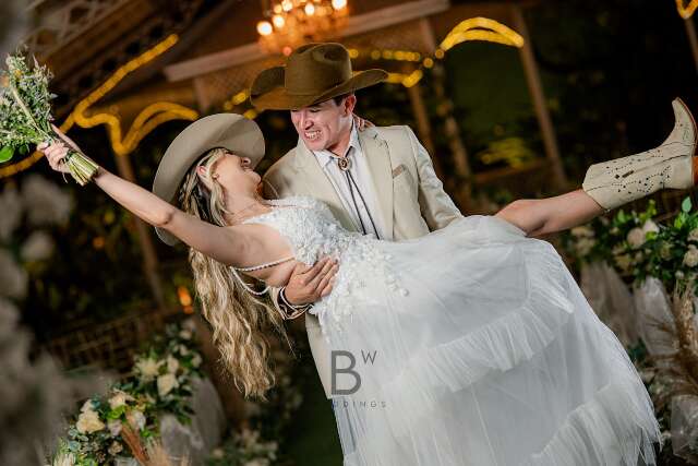 De bota e chapéu, casal sela casamento com marca no couro