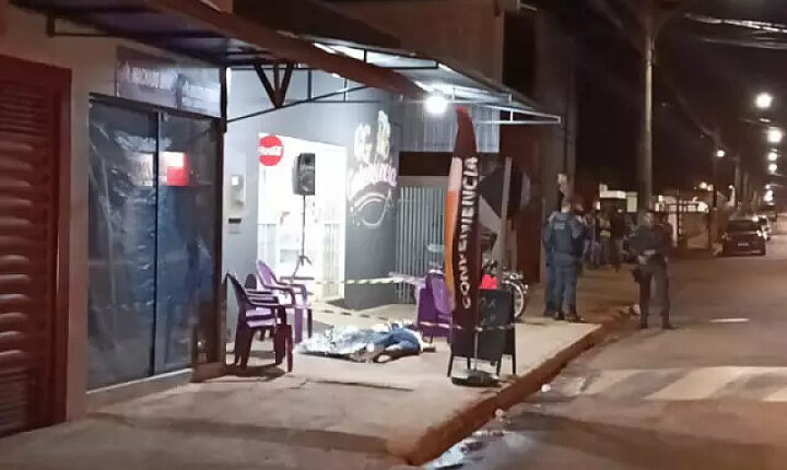 Homem de 61 anos é morto por pelo menos 3 tiros em conveniência; dupla fugiu