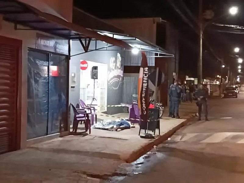 Homem de 61 anos é morto por pelo menos 3 tiros em conveniência; dupla fugiu