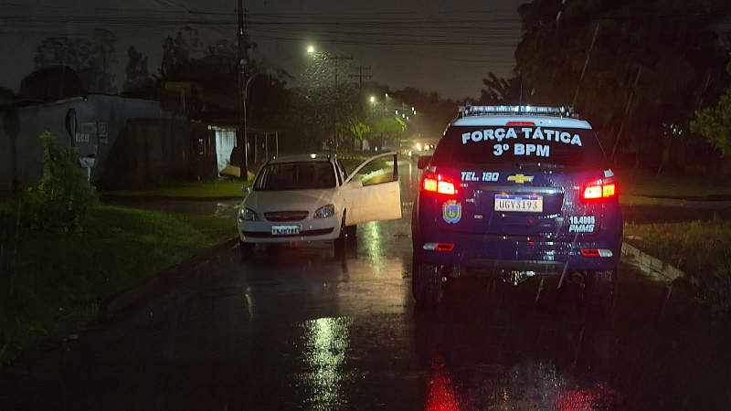 Homem rouba Corsa, aponta arma para policiais e morre em confronto em Dourados