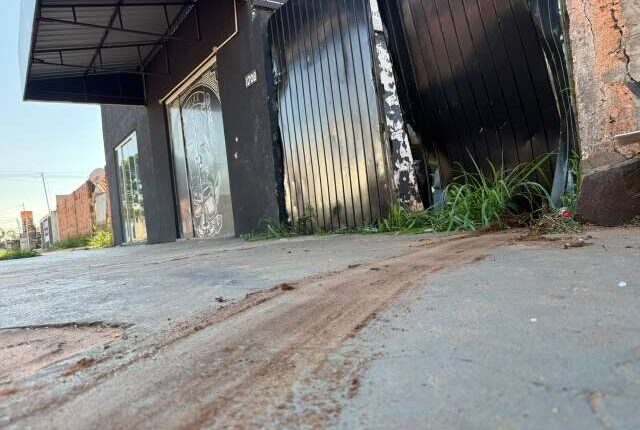 Idoso é preso embriagado após bater em carro, motocicleta e portão de barbearia
