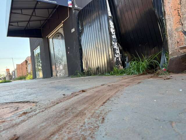 Idoso é preso embriagado após bater em carro, motocicleta e portão de barbearia