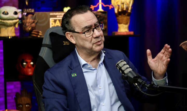 Augusto Cury diz que Flávio Bolsonaro ‘não é tanto de direita’ e o situa ‘até para a esquerda’