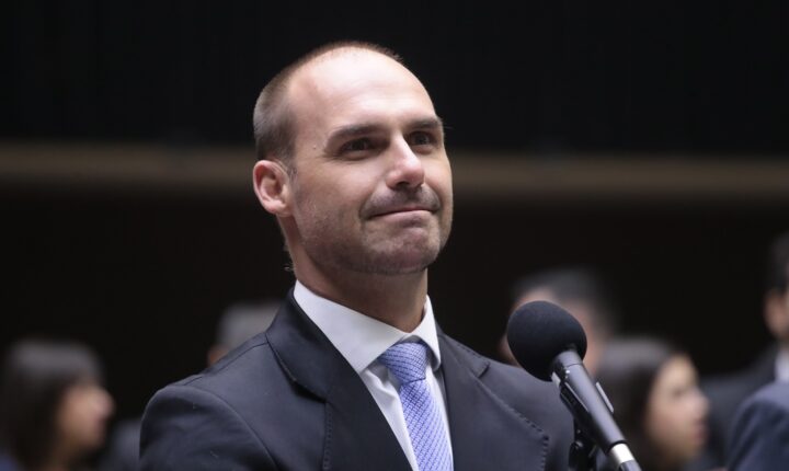 STF forma maioria para rejeitar recurso e manter condenação de Eduardo Bolsonaro por coação em processo sobre trama golpista