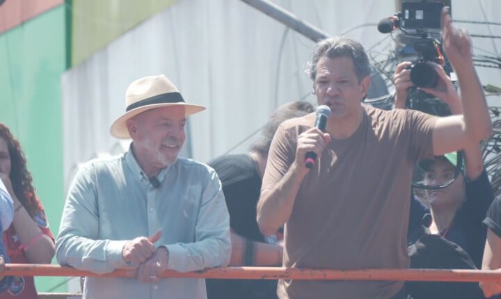 ‘Em todo escândalo ele tem algum amigo’, diz Haddad sobre Flávio Bolsonaro, após caminhada com Lula em SP