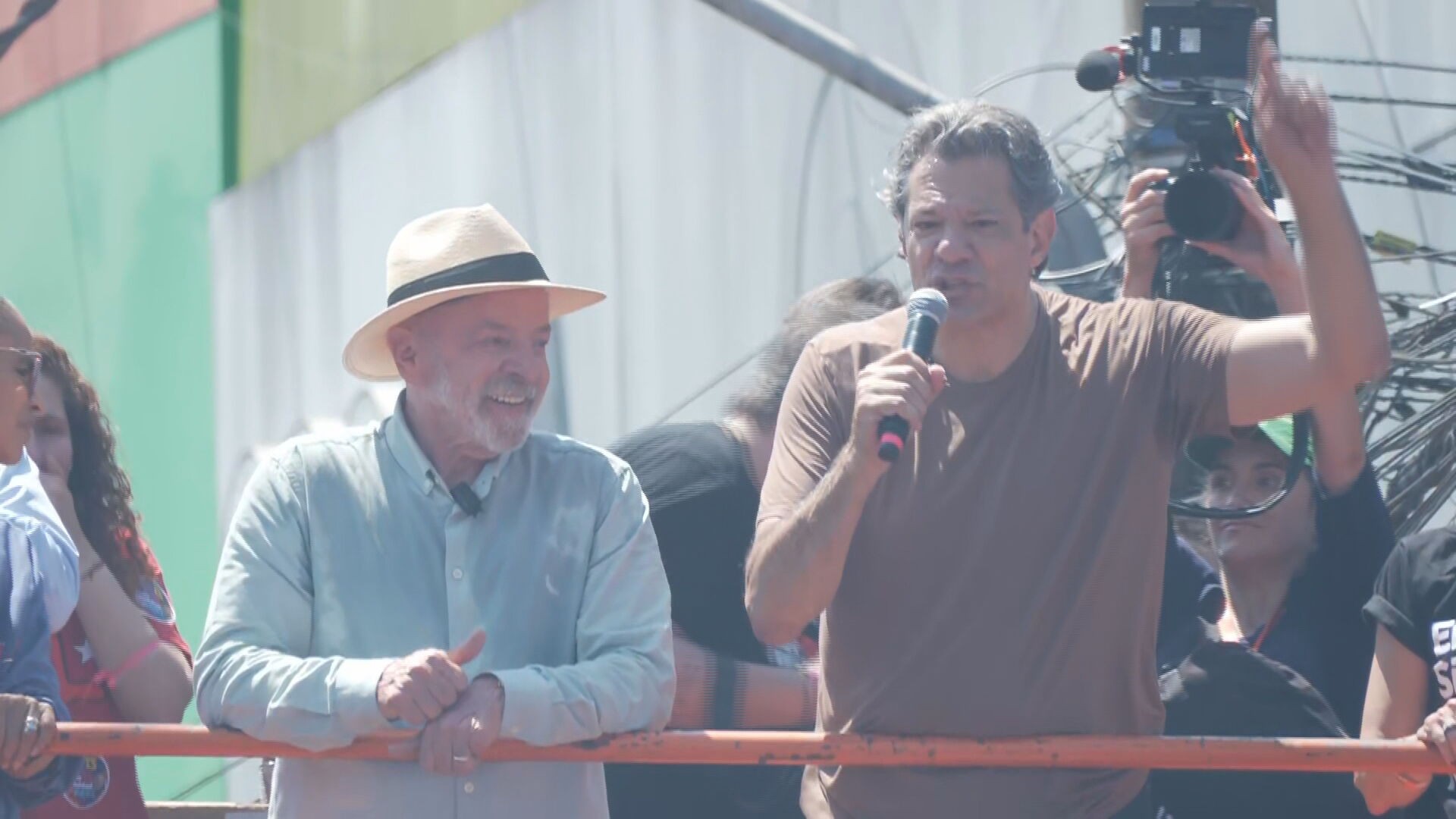 ‘Em todo escândalo ele tem algum amigo’, diz Haddad sobre Flávio Bolsonaro, após caminhada com Lula em SP