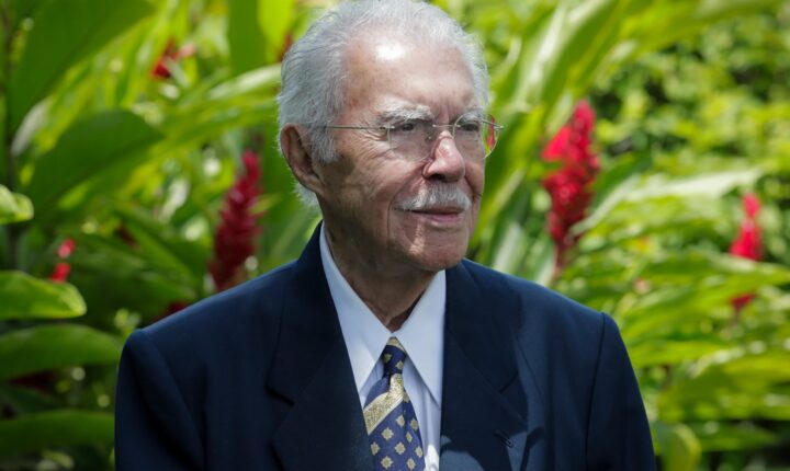 José Sarney é internado com pneumonia em São Luís