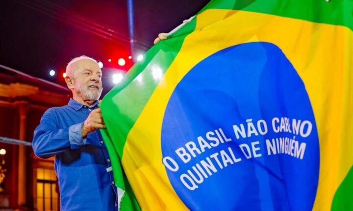 Em Fortaleza, Lula defende soberania nacional e critica políticos aliados a Donald Trump