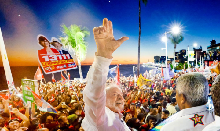 Lula faz “banana” e afirma que seguirá nos palanques do país
