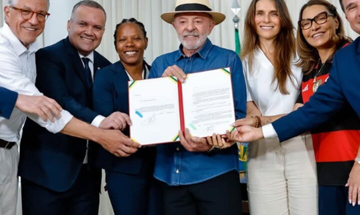 Presidente Lula sanciona nova lei de incentivo e diretrizes para o futebol feminino