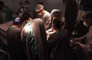 Cirurgia inédita traz pele do PR para salvar criança com 60% do corpo queimado