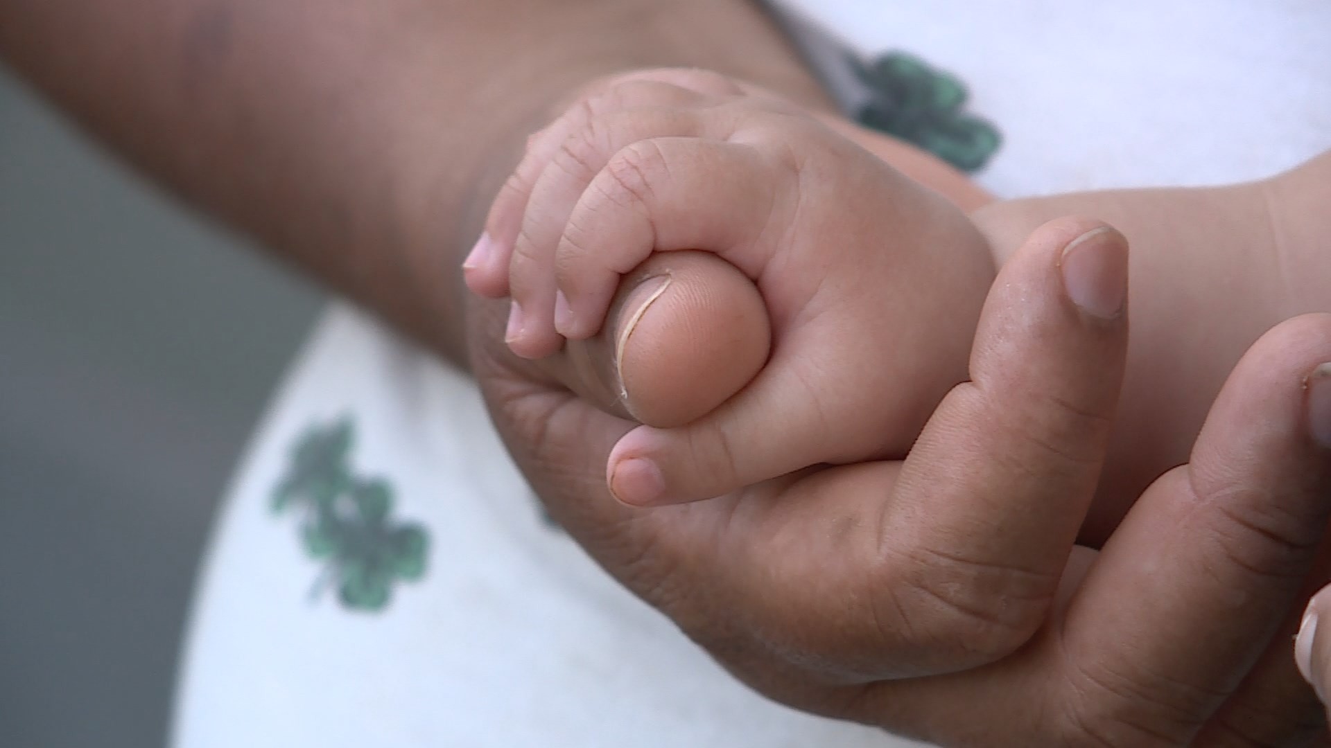 Moraes vota para igualar licença-maternidade de mães biológicas e adotivas; julgamento é suspenso