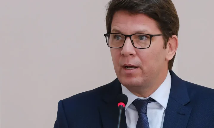 Flávio Dino aponta indícios de liderança de Mário Frias em esquema de desvio de emendas