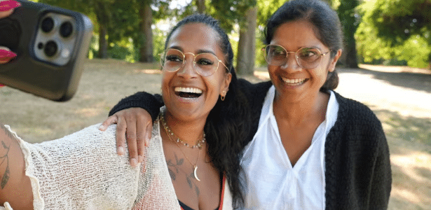 Amigas há 30 anos descobrem que são irmãs biológicas de forma inusitada