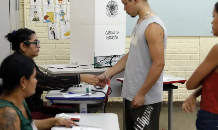 Caminhos da Reportagem aborda importância do voto para jovens e idosos nas eleições