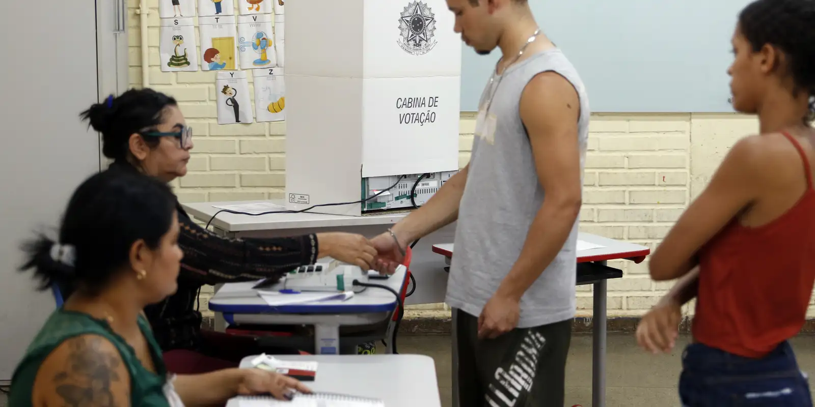 Caminhos da Reportagem aborda importância do voto para jovens e idosos nas eleições