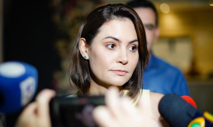 Michelle Bolsonaro lidera intenções de voto para o Senado no DF com 22%, seguida por Leila do Vôlei