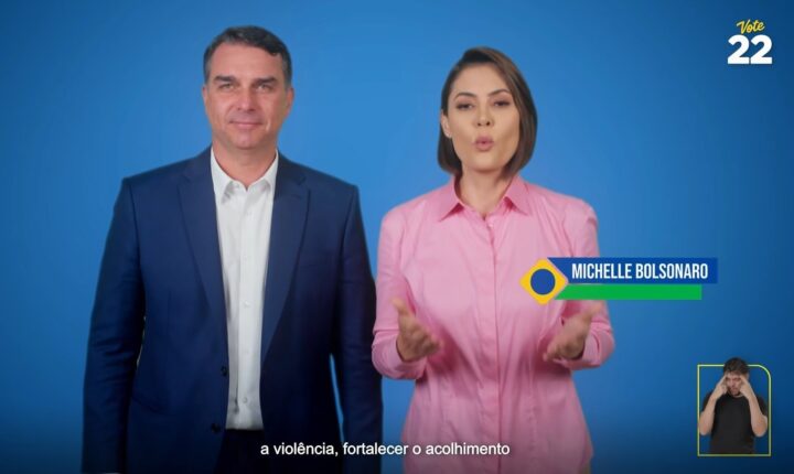 Propaganda de Flávio Bolsonaro com Michelle é exibida no horário eleitoral nesta quinta