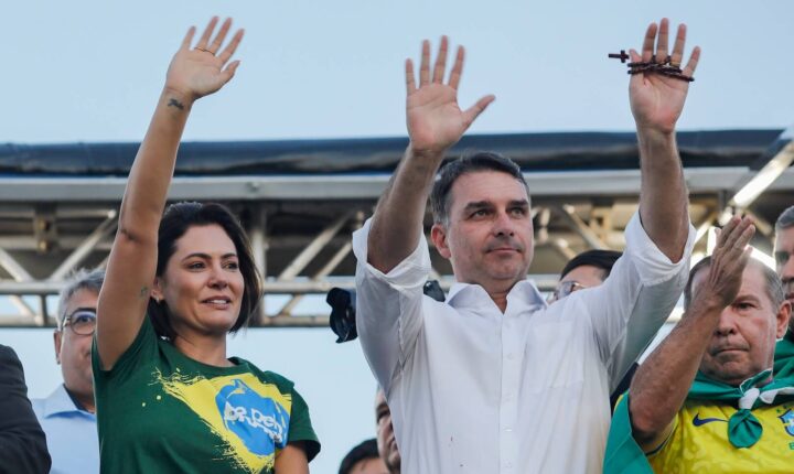 “FT” compara família Bolsonaro aos Trump e cita “estilo paranoico”