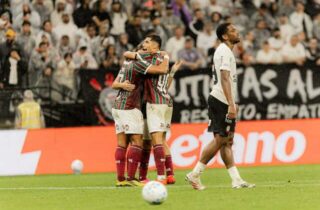 Fluminense vence Corinthians e amplia sequência de derrotas no Brasileirão