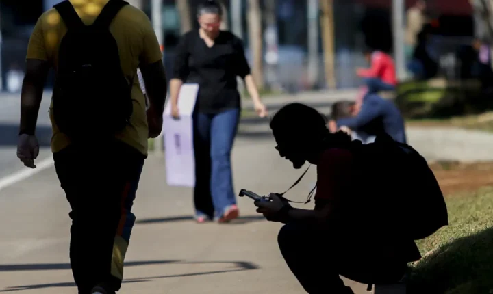 Percentual de jovens nem-nem no Brasil recua para 22,4%, revela relatório da OCDE
