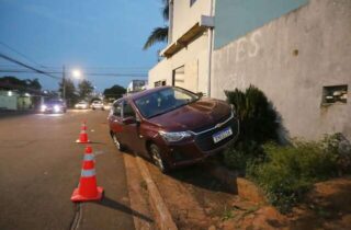 Motorista sofre 2 paradas cardíacas após perder direção e carro subir em calçada