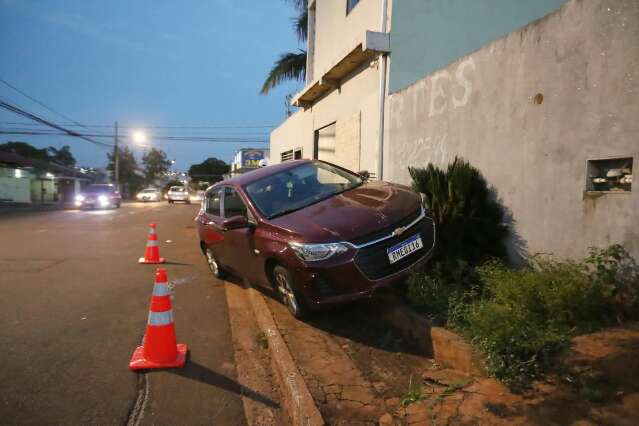 Motorista sofre 2 paradas cardíacas após perder direção e carro subir em calçada