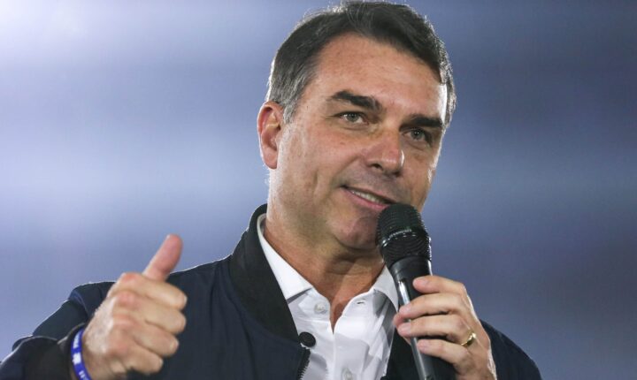 Flávio Bolsonaro destinou emenda a miliciano condenado no caso Marielle; veja prints de conversa