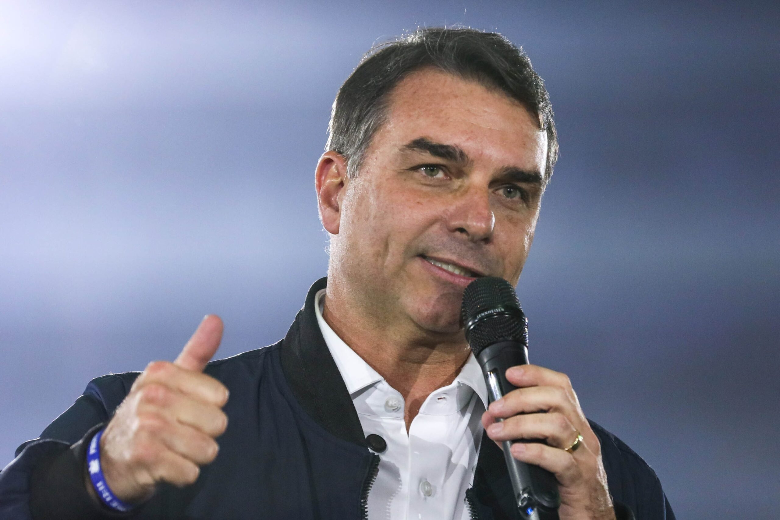 Flávio Bolsonaro destinou emenda a miliciano condenado no caso Marielle; veja prints de conversa