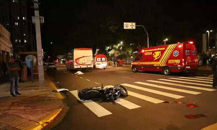 Ônibus atinge motocicleta e mata adolescente de 17 anos na Capital