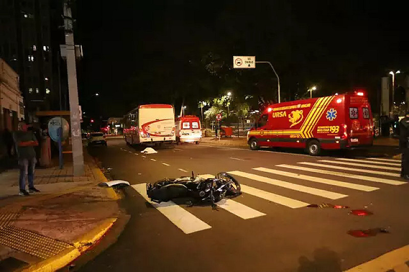 Ônibus atinge motocicleta e mata adolescente de 17 anos na Capital