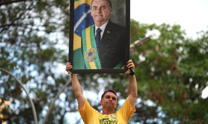 Flávio Bolsonaro confirma ida ao debate da Globo e desafia Lula
