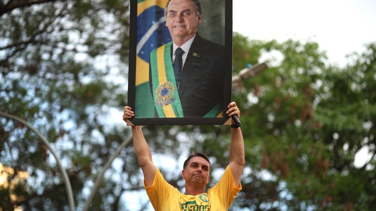 Flávio Bolsonaro confirma ida ao debate da Globo e desafia Lula