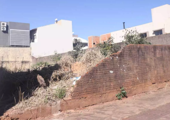Prefeitura de Campo Grande faz 141 notificações por terrenos sujos, calçadas e falta de muros