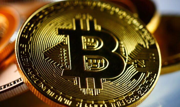 Bitcoin opera em baixa com cautela por decisão do Fed e impasse regulatório